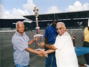 Bunny Elphage handing over trophy